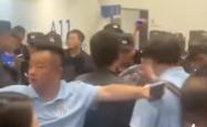 国安重伤倒地，申花全队围拢祈祷，场面感人的简单介绍