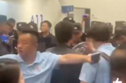 国安重伤倒地，申花全队围拢祈祷，场面感人的简单介绍