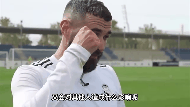本泽马开场5分钟连进两球，曼联防线形同虚设！的简单介绍
